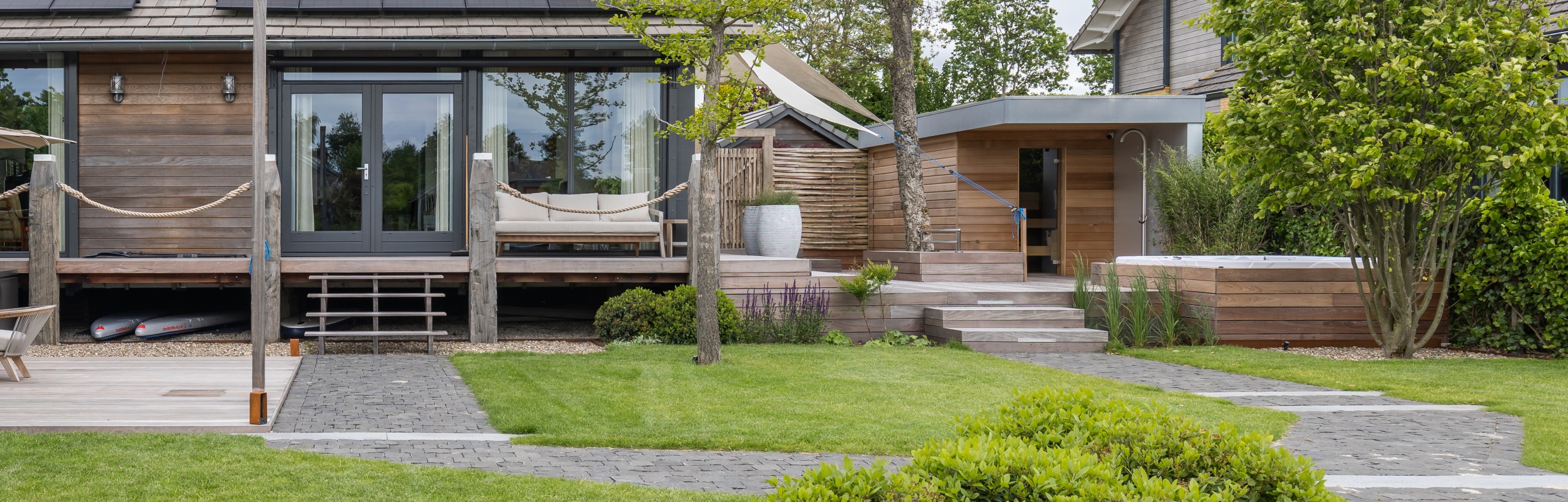 buitensauna op maat in exclusieve tuin met spa en vlonder en buitendouche