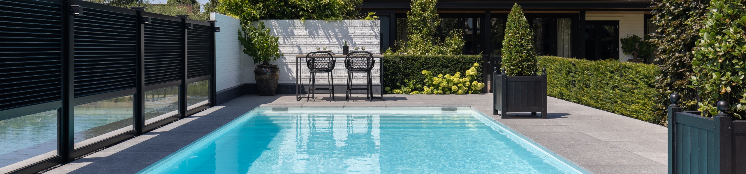 Inbouwzwembad op maat bij een luxe rietgedekte villa