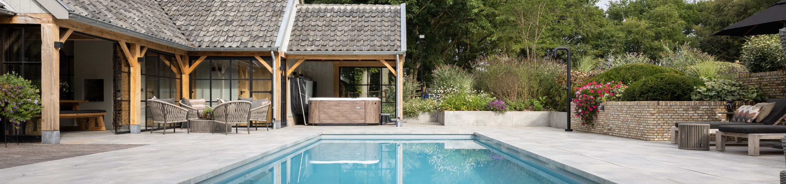 Luxe landelijke tuin met zwembad en jacuzzi en een landelijk houten poolhouse