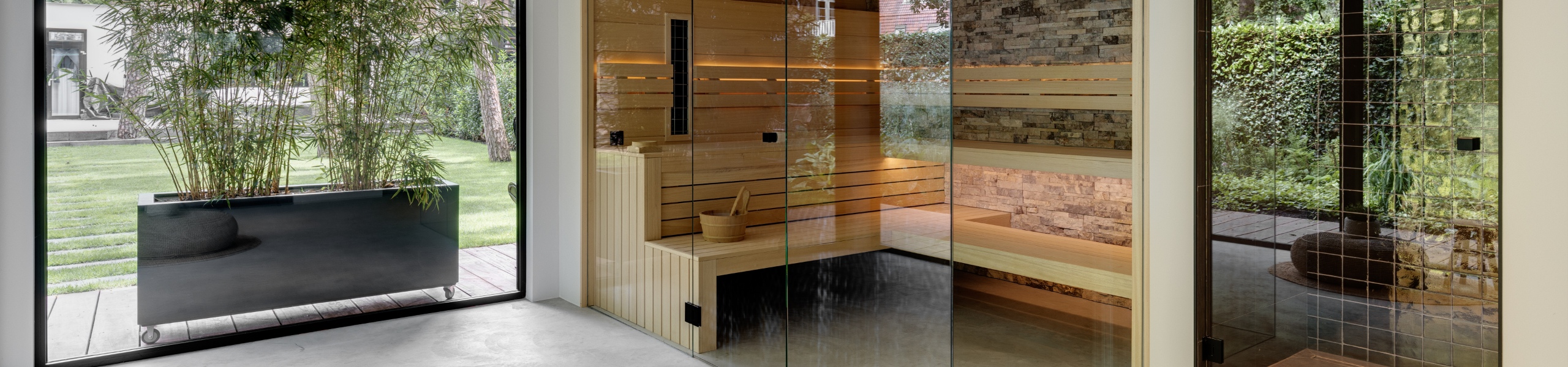 Maatwerk sauna met glaswand en steenstrips