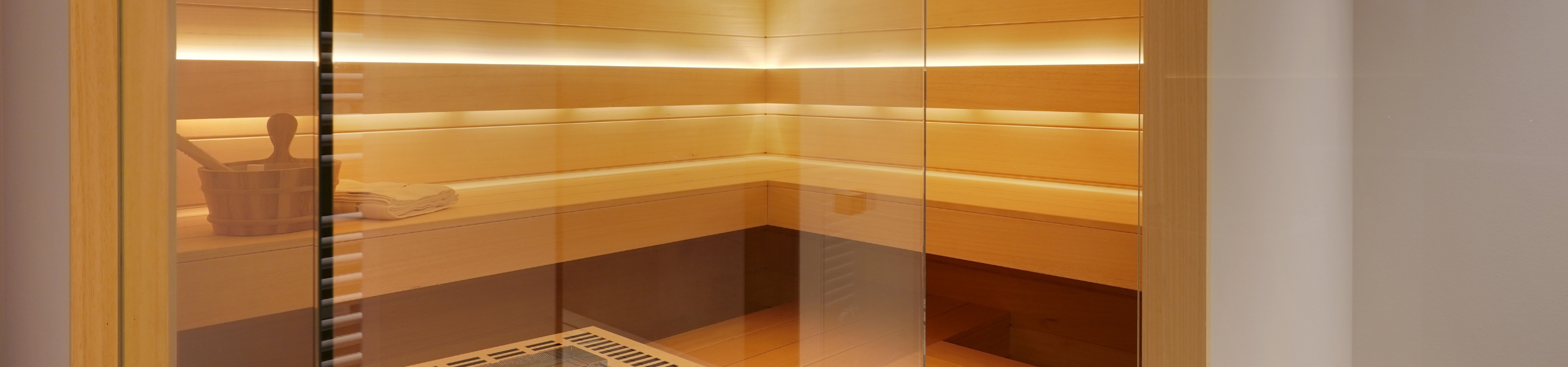 Finse sauna op maat met ayous en een glaswand