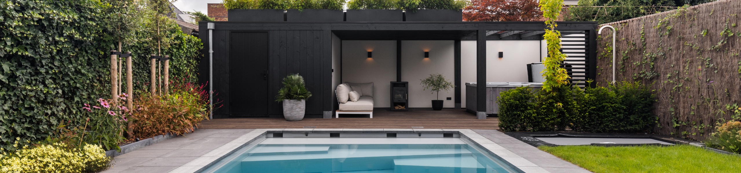 Wellnesstuin met Starline zwembad een spa en overkapping met millboard vlonder